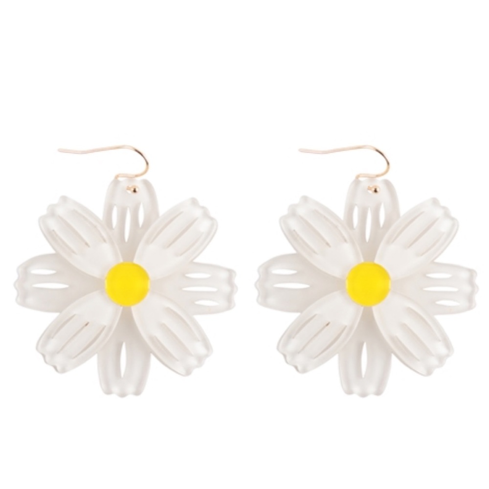 NWT Adorable White and Yellow Acrylic Daisy Flower Pierced Dangle Earrings!